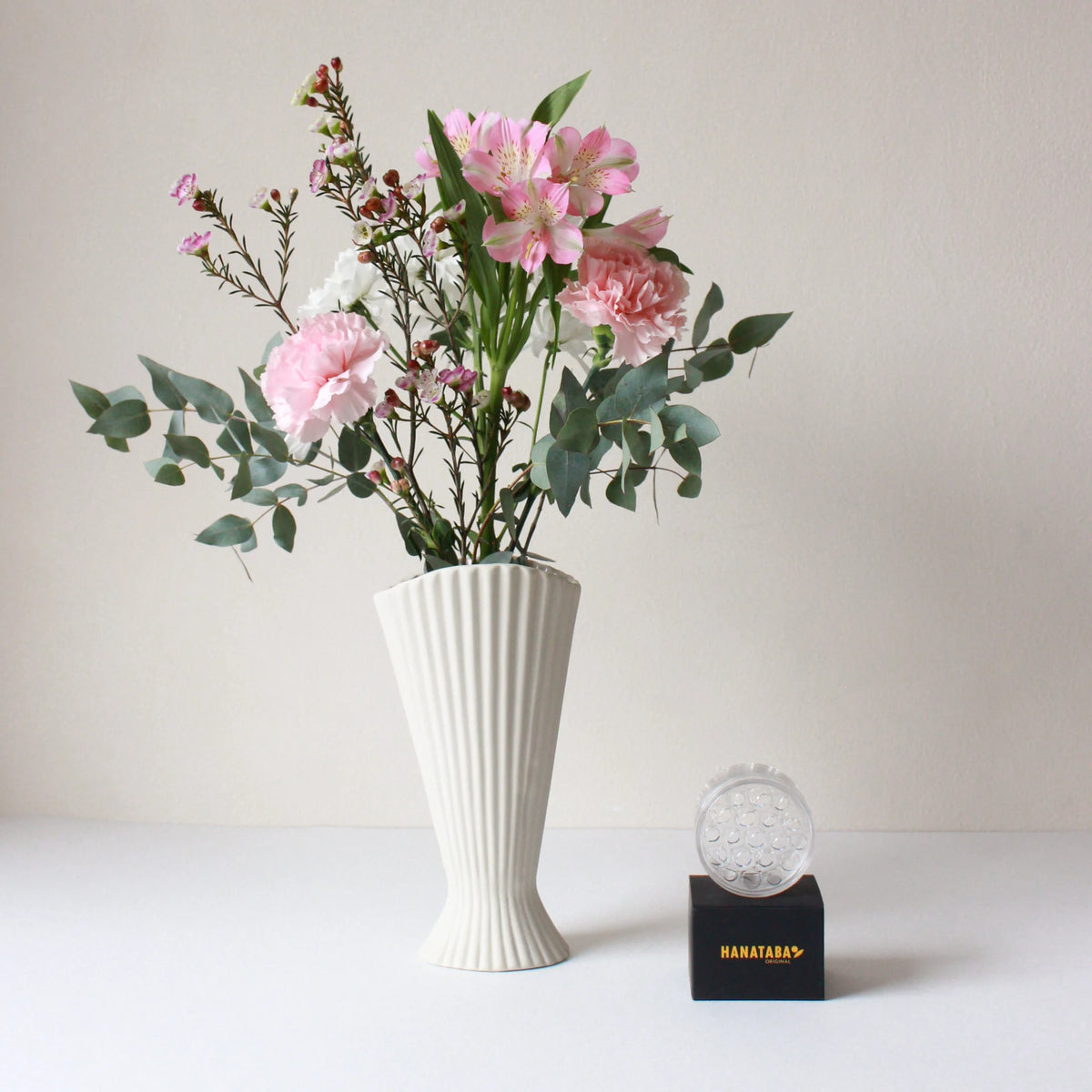 Exkluzivní set: váza Fountain Off White 23 cm + aranžovací kroužek Hanataba